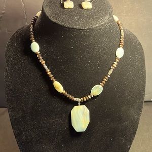 🌟 Green and brown glass beaded set necklace and earrings. Very pretty design